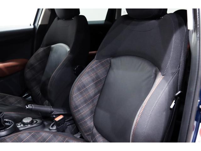 ＭＩＮＩ クーパーＳＤ　セブン　１オーナー／特別専用装備／専用シルバールーフ＆ミラーキャップ／専用ボンネットストライプ・１７インチアルミ・クロス×レザーダイヤモンドモルトブラウン・ドアシル／ＬＥＤヘッドライト／ＨＤＤナビ／（17枚目）