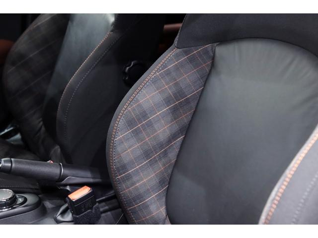 ＭＩＮＩ クーパーＳＤ　セブン　１オーナー／特別専用装備／専用シルバールーフ＆ミラーキャップ／専用ボンネットストライプ・１７インチアルミ・クロス×レザーダイヤモンドモルトブラウン・ドアシル／ＬＥＤヘッドライト／ＨＤＤナビ／（18枚目）