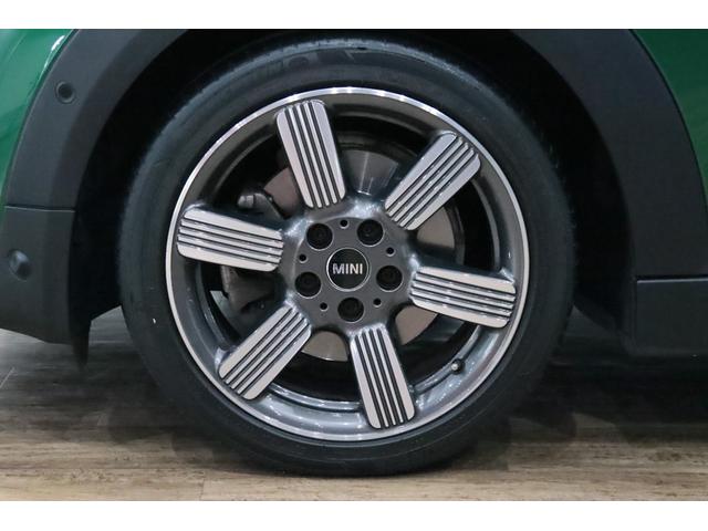 ＭＩＮＩ クーパーＳ　６０イヤーズエディション　専用装備／１オ－ナ－／ＭＩＮＩ誕生６０周年記念／１オーナー／レーシンググリーン／レザーラウンジダークマロン／カメラ＆パーキングアシストパッケージ／ドライビングモード／ペッパーパッケージ／シートヒータ－（5枚目）