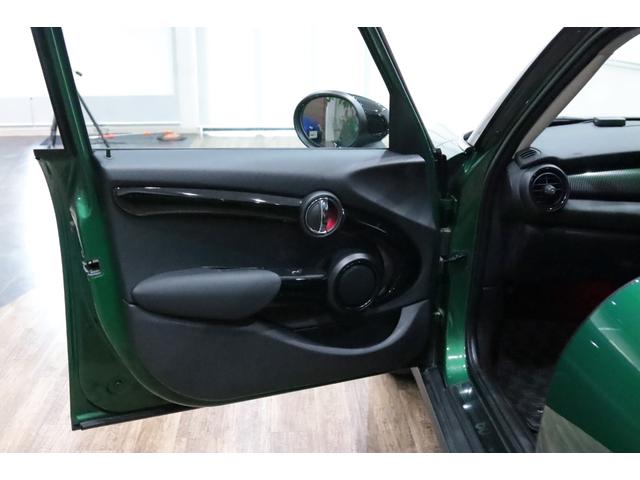 ＭＩＮＩ クーパーＳ　６０イヤーズエディション　専用装備／１オ－ナ－／ＭＩＮＩ誕生６０周年記念／１オーナー／レーシンググリーン／レザーラウンジダークマロン／カメラ＆パーキングアシストパッケージ／ドライビングモード／ペッパーパッケージ／シートヒータ－（13枚目）