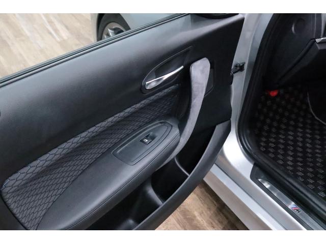 １シリーズ １１８ｉ　Ｍスポーツ　Ｓｕｐｅｒｓｐｒｉｎｔ／ＢＩＬＳＴＥＩＮ車高調／Ｋ＆Ｎ／ＫＥＬＬＥＮＥＲＳ　Ｅｘｋｌｕｓｉｖ　ｆｕｒサブコントローラー／Ｆリップスポイラー／Ｆグリル補強バー／社外スピーカー／アルカンターラドアハンドル（18枚目）