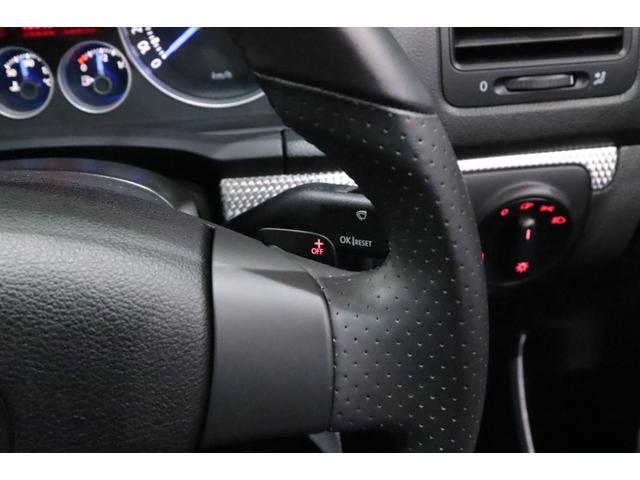 ゴルフ R32 VR6/3.2L/DSG/4モーション/専用装備/ブラックマジックパールエフェクト/18インチアルミ/キセノンヘッドライト/アルミニウムトリム・ペダル/黒革シート/シートヒーター/(66枚目)