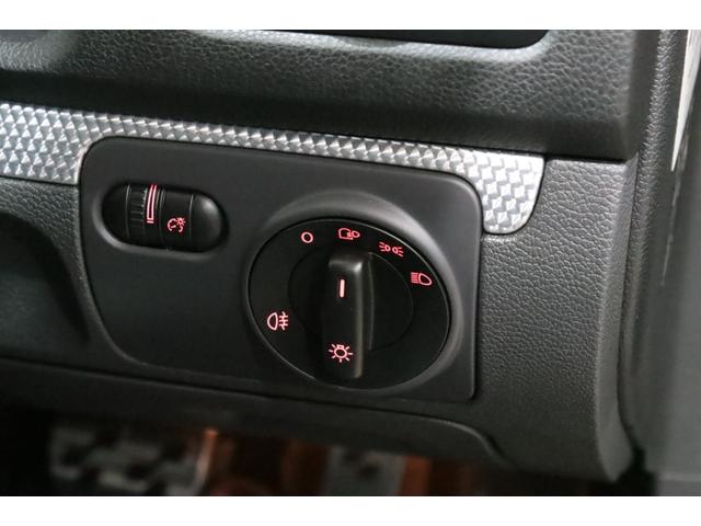 ゴルフ R32 VR6/3.2L/DSG/4モーション/専用装備/ブラックマジックパールエフェクト/18インチアルミ/キセノンヘッドライト/アルミニウムトリム・ペダル/黒革シート/シートヒーター/(69枚目)