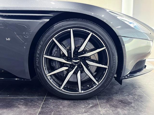 DB11 ローンチエディション 世界限定1000台/右ハンドル/フロントベンチレ-ション/ピアノブラックインテリアトリム/パワ-シ-トボルスタ-/プライバシ-ガラス/コントラストステッチ/ヘッドレスト刺繍//カラ-クレストキャップ/(5枚目)