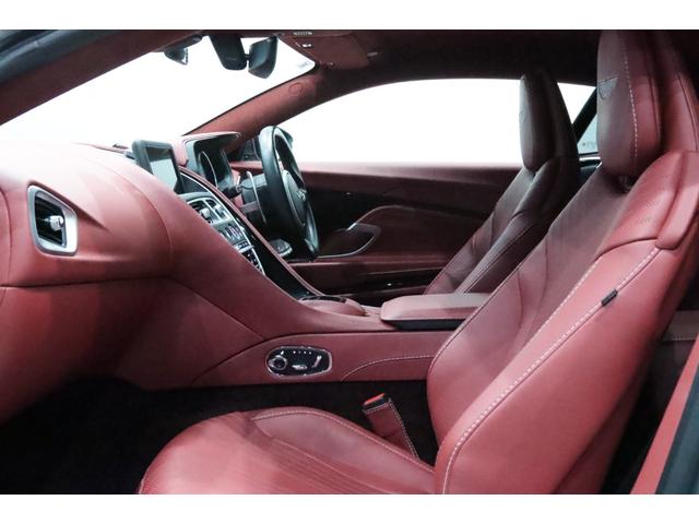 DB11 ローンチエディション 世界限定1000台/右ハンドル/フロントベンチレ-ション/ピアノブラックインテリアトリム/パワ-シ-トボルスタ-/プライバシ-ガラス/コントラストステッチ/ヘッドレスト刺繍//カラ-クレストキャップ/(11枚目)