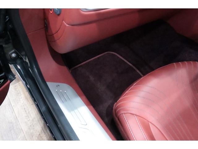 DB11 ローンチエディション 世界限定1000台/右ハンドル/フロントベンチレ-ション/ピアノブラックインテリアトリム/パワ-シ-トボルスタ-/プライバシ-ガラス/コントラストステッチ/ヘッドレスト刺繍//カラ-クレストキャップ/(13枚目)