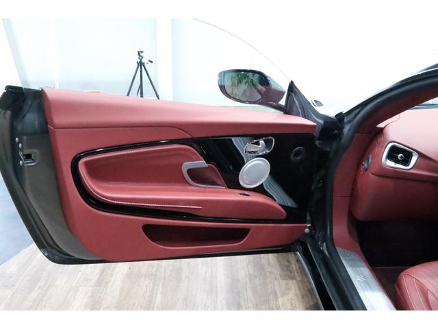 DB11 ローンチエディション 世界限定1000台/右ハンドル/フロントベンチレ-ション/ピアノブラックインテリアトリム/パワ-シ-トボルスタ-/プライバシ-ガラス/コントラストステッチ/ヘッドレスト刺繍//カラ-クレストキャップ/(14枚目)