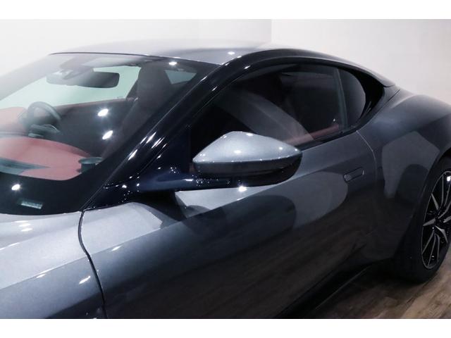 DB11 ローンチエディション 世界限定1000台/右ハンドル/フロントベンチレ-ション/ピアノブラックインテリアトリム/パワ-シ-トボルスタ-/プライバシ-ガラス/コントラストステッチ/ヘッドレスト刺繍//カラ-クレストキャップ/(26枚目)