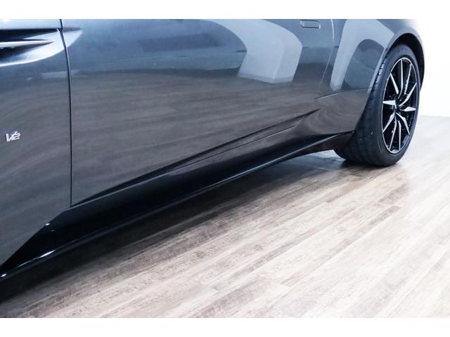 DB11 ローンチエディション 世界限定1000台/右ハンドル/フロントベンチレ-ション/ピアノブラックインテリアトリム/パワ-シ-トボルスタ-/プライバシ-ガラス/コントラストステッチ/ヘッドレスト刺繍//カラ-クレストキャップ/(27枚目)