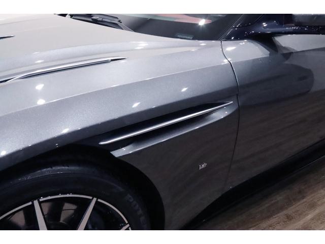 DB11 ローンチエディション 世界限定1000台/右ハンドル/フロントベンチレ-ション/ピアノブラックインテリアトリム/パワ-シ-トボルスタ-/プライバシ-ガラス/コントラストステッチ/ヘッドレスト刺繍//カラ-クレストキャップ/(28枚目)