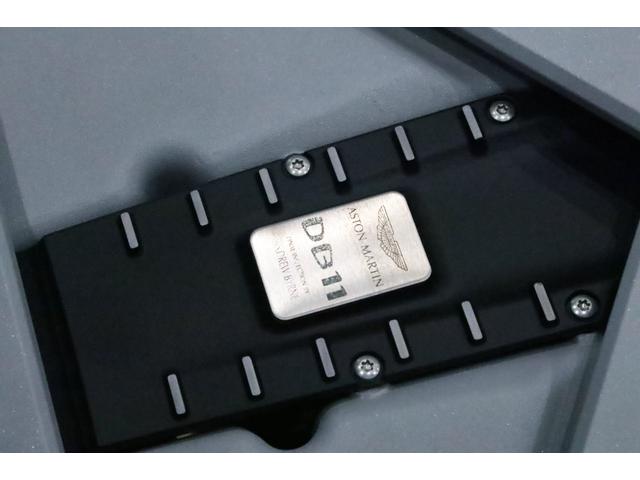 DB11 ローンチエディション 世界限定1000台/右ハンドル/フロントベンチレ-ション/ピアノブラックインテリアトリム/パワ-シ-トボルスタ-/プライバシ-ガラス/コントラストステッチ/ヘッドレスト刺繍//カラ-クレストキャップ/(36枚目)