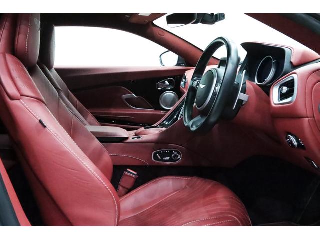 DB11 ローンチエディション 世界限定1000台/右ハンドル/フロントベンチレ-ション/ピアノブラックインテリアトリム/パワ-シ-トボルスタ-/プライバシ-ガラス/コントラストステッチ/ヘッドレスト刺繍//カラ-クレストキャップ/(43枚目)