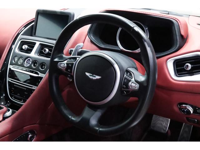 DB11 ローンチエディション 世界限定1000台/右ハンドル/フロントベンチレ-ション/ピアノブラックインテリアトリム/パワ-シ-トボルスタ-/プライバシ-ガラス/コントラストステッチ/ヘッドレスト刺繍//カラ-クレストキャップ/(44枚目)