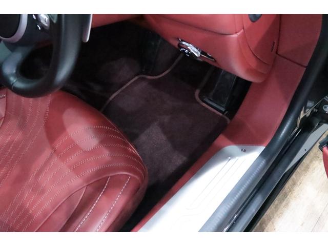 DB11 ローンチエディション 世界限定1000台/右ハンドル/フロントベンチレ-ション/ピアノブラックインテリアトリム/パワ-シ-トボルスタ-/プライバシ-ガラス/コントラストステッチ/ヘッドレスト刺繍//カラ-クレストキャップ/(48枚目)