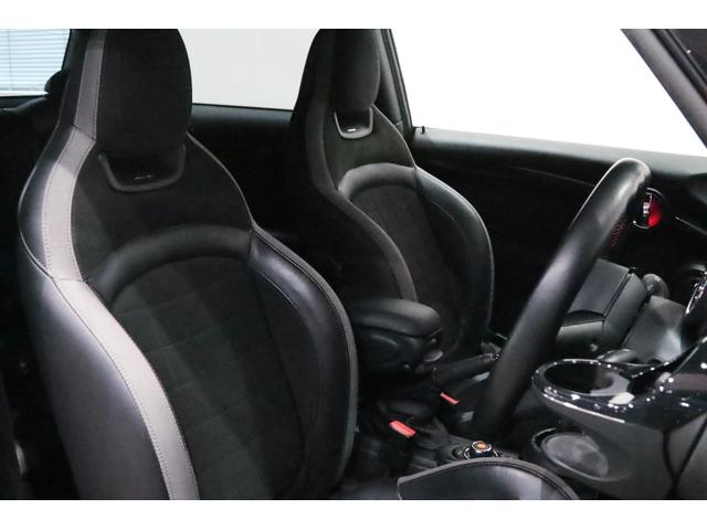 ＭＩＮＩ ジョンクーパーワークス　６ＭＴ／ＲＥＭＵＳ／ＫＷ／ＯＺ　Ｒａｃｉｎｇ　１７インチアルミ／ｈａｒｍａｎｋａｒｄｏｎ／後期／ＡｐｐｌｅＣａｒｐｌａｙ／Ｄｕｅｉｌ　ＡＧ／ＮＭ　Ｅｎｇｉｎｅｅｒｉｎｇ／ＡＣＣ／バックカメラ／（4枚目）