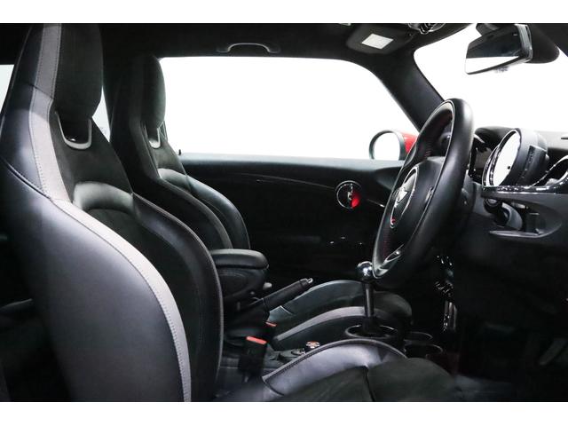 ＭＩＮＩ ジョンクーパーワークス　６ＭＴ／ＲＥＭＵＳ／ＫＷ／ＯＺ　Ｒａｃｉｎｇ　１７インチアルミ／ｈａｒｍａｎｋａｒｄｏｎ／後期／ＡｐｐｌｅＣａｒｐｌａｙ／Ｄｕｅｉｌ　ＡＧ／ＮＭ　Ｅｎｇｉｎｅｅｒｉｎｇ／ＡＣＣ／バックカメラ／（51枚目）