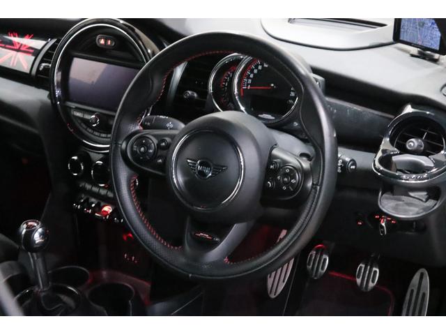 ＭＩＮＩ ジョンクーパーワークス　６ＭＴ／ＲＥＭＵＳ／ＫＷ／ＯＺ　Ｒａｃｉｎｇ　１７インチアルミ／ｈａｒｍａｎｋａｒｄｏｎ／後期／ＡｐｐｌｅＣａｒｐｌａｙ／Ｄｕｅｉｌ　ＡＧ／ＮＭ　Ｅｎｇｉｎｅｅｒｉｎｇ／ＡＣＣ／バックカメラ／（76枚目）