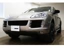 957カイエンでは非常に珍しいパノラマサンルーフ装備車です!!しかもブラック×ベージュの今どきっぽい外装にベージュインテリアの組み合わせが非常にオシャレです!サイドステップも装備で乗り降りも簡単です!