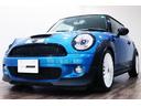 良質車が減少しているＲ５６ク－パ－Ｓの低走行車です！鮮やかなレ－ザ－ブル－のボディに各部にカ－ボン調パ－ツを装備し、ＯＺアルミやＡＲＱＲＡＹマフラ－をはじめとした走りのカスタムが随所に施されています！