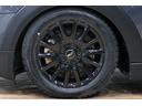 純正16インチのブラックアルミホイールは、目立つ歪み等無く良い状態です!!さらに当店入庫時に前後タイヤは新品に交換済みです!!