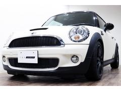 希少なＲ５６のマニュアル（ＭＴ）の低走行車です！人気のペッパーホワイトの外装にベージュ×ブラックの内装のお洒落な組み合わせ！更にＯＺ製アルミやコントラストルーフでより引き締まった印象の一台です！ 3