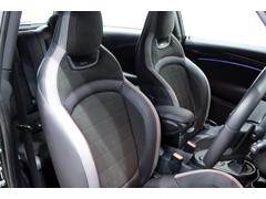 正規ディーラー車　ＢＭＷ　ＭＩＮＩ　ジョンクーパーワークス３ドア　右ハンドル　レベル・グリーン／ダイナミカ・レザー・コンビネーション　カ−ボンシート 3