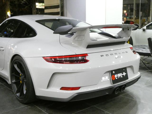 ９１１ＧＴ３　クラブスポーツＰＫＧ　Ｆリフティング　ＰＣＣＢ　ＰＣ正規Ｄ車　走行０．９万ｋｍ　後期４．０Ｌ　９１８カーボンバケットシート　レザーインテリア＆カーボンインテリア　スポーツクロノ＋　Ｂカメラ　ＡｐｐｌｅＣａｒＰｌａｙ　サーキット未走行　禁煙(23枚目)