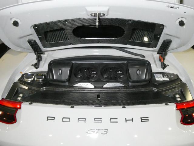 ９１１ＧＴ３　クラブスポーツＰＫＧ　Ｆリフティング　ＰＣＣＢ　ＰＣ正規Ｄ車　走行０．９万ｋｍ　後期４．０Ｌ　９１８カーボンバケットシート　レザーインテリア＆カーボンインテリア　スポーツクロノ＋　Ｂカメラ　ＡｐｐｌｅＣａｒＰｌａｙ　サーキット未走行　禁煙(37枚目)