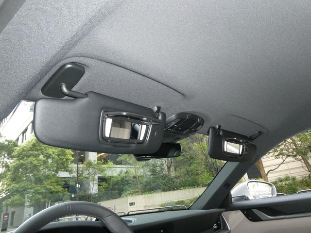 �Ɩ��t���̃o�j�e�B�[�~���[�����T���o�C�U�[�𑕔����Ă��܂��B