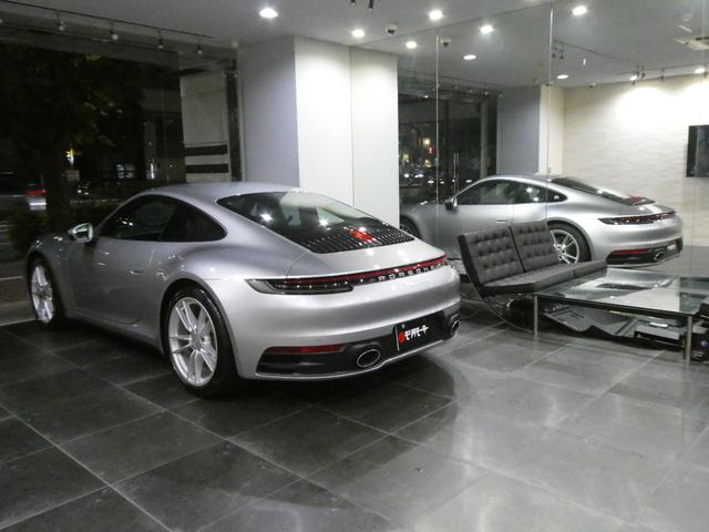 ９１１ ９１１カレラ　ＰＣアプルーブド保証２０２６年４月　スポーツエグゾースト　スポーツクロノＰＫＧ　マットカーボンインテリアＰＫＧ　ＧＴスポーツステアリング　ポルシェクレストエンボスヘッドレスト　毎年ＰＣ正規Ｄ記録簿５枚　禁煙車（20枚目）