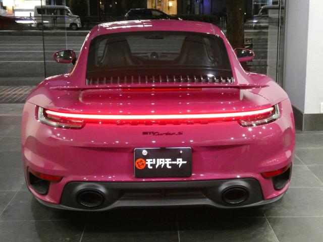 ９１１ ９１１ターボＳ　走行０．２万ｋｍ　左ハンドル　新車保証付　ＰＣＣＢブラックキャリパー　スポーツエグゾーストシステム　Ｆリフティング　ＰＡＳＭ付スポーツサス　ティンテッドＬＥＤマトリックス　スポーツクロノ　２０／２１ＥｘｃｌｕｓｉｖｅデザインＡＷ（6枚目）