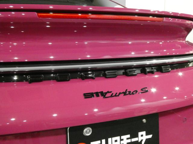９１１ ９１１ターボＳ　走行０．２万ｋｍ　左ハンドル　新車保証付　ＰＣＣＢブラックキャリパー　スポーツエグゾーストシステム　Ｆリフティング　ＰＡＳＭ付スポーツサス　ティンテッドＬＥＤマトリックス　スポーツクロノ　２０／２１ＥｘｃｌｕｓｉｖｅデザインＡＷ（25枚目）