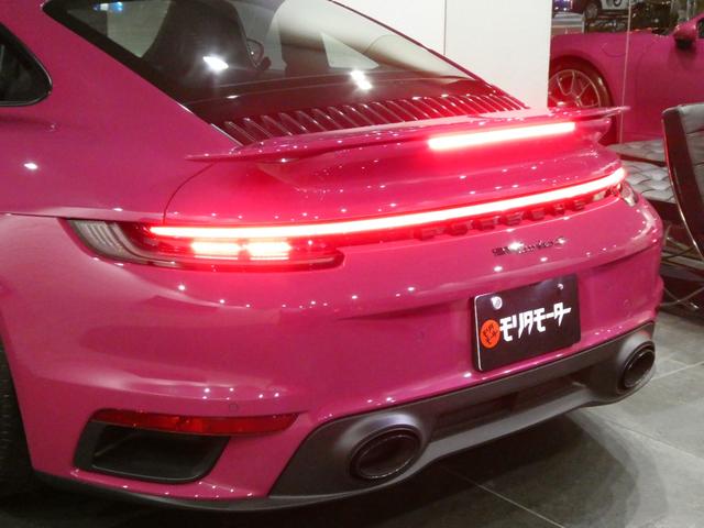 ９１１ ９１１ターボＳ　走行０．２万ｋｍ　左ハンドル　新車保証付　ＰＣＣＢブラックキャリパー　スポーツエグゾーストシステム　Ｆリフティング　ＰＡＳＭ付スポーツサス　ティンテッドＬＥＤマトリックス　スポーツクロノ　２０／２１ＥｘｃｌｕｓｉｖｅデザインＡＷ（28枚目）