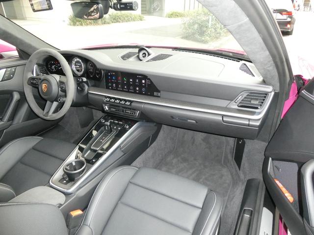 ９１１ ９１１ターボＳ　走行０．２万ｋｍ　左ハンドル　新車保証付　ＰＣＣＢブラックキャリパー　スポーツエグゾーストシステム　Ｆリフティング　ＰＡＳＭ付スポーツサス　ティンテッドＬＥＤマトリックス　スポーツクロノ　２０／２１ＥｘｃｌｕｓｉｖｅデザインＡＷ（71枚目）