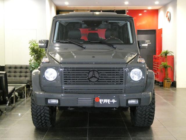 Ｇクラス Ｇ５５Ｌ　ＡＭＧ　ディーラー記録簿１１回　走行４．８万ｋｍ　５．５Ｌ　Ｖ８スーパーチャージャー　Ｆｅｒｒａｒｉ純正ヒストリックカラー　グリジオスクーロ／ＰＰＧ　ＮＩＴＴＯ　ＭＴタイヤ　クリアガラス　背面タイヤ反転ブラケット　ＣＡＲＯＺＺＥＲＩＡナビ　ドラレコ（2枚目）