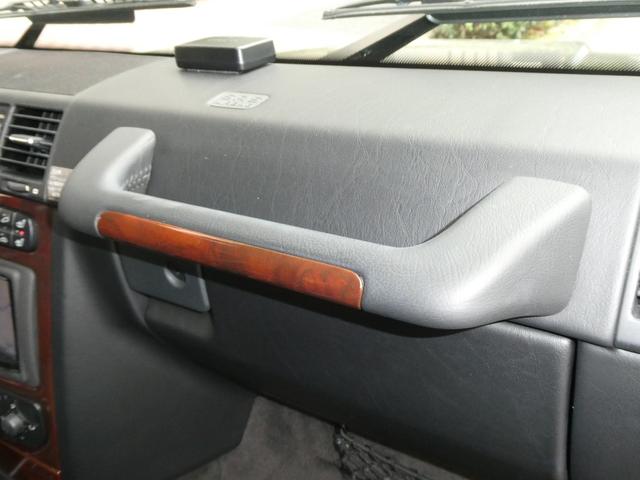 Ｇクラス Ｇ５５Ｌ　ＡＭＧ　ディーラー記録簿１１回　走行４．８万ｋｍ　５．５Ｌ　Ｖ８スーパーチャージャー　Ｆｅｒｒａｒｉ純正ヒストリックカラー　グリジオスクーロ／ＰＰＧ　ＮＩＴＴＯ　ＭＴタイヤ　クリアガラス　背面タイヤ反転ブラケット　ＣＡＲＯＺＺＥＲＩＡナビ　ドラレコ（64枚目）