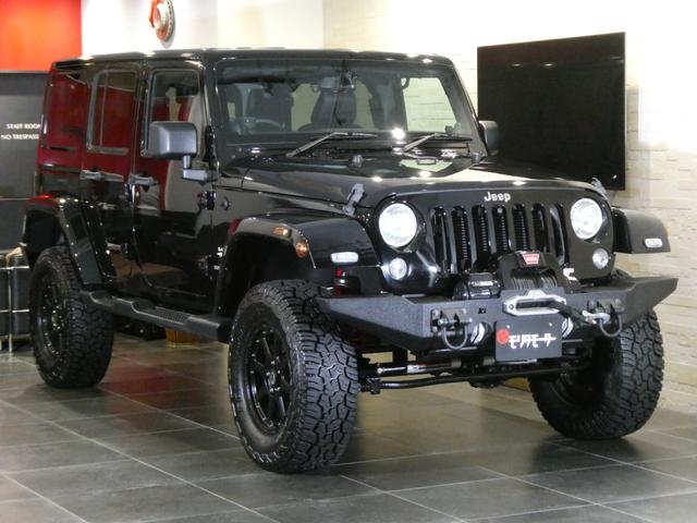 ジープ・ラングラーアンリミテッド サハラ　レザーＰＫＧ　前後ＲＵＧＧＥＤ　ＲＩＤＧＥバンパー　ＷＡＲＮ電動ウィンチ　ＲＡＮＣＨＯリフトアップショック／サス　前後ラテラルロッド　ＲＯＵＧＨ　ＣＯＵＮＴＲＹデュアルステアリングスタビ　ＣＡＲＯＺＺＥＲＩＡナビ／地デジ　１７ＡＷ　構造変更済（3枚目）
