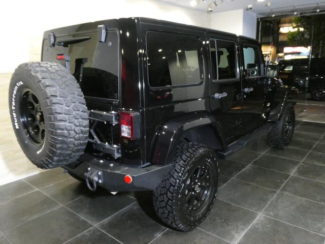 ジープ・ラングラーアンリミテッド サハラ　レザーＰＫＧ　前後ＲＵＧＧＥＤ　ＲＩＤＧＥバンパー　ＷＡＲＮ電動ウィンチ　ＲＡＮＣＨＯリフトアップショック／サス　前後ラテラルロッド　ＲＯＵＧＨ　ＣＯＵＮＴＲＹデュアルステアリングスタビ　ＣＡＲＯＺＺＥＲＩＡナビ／地デジ　１７ＡＷ　構造変更済（5枚目）