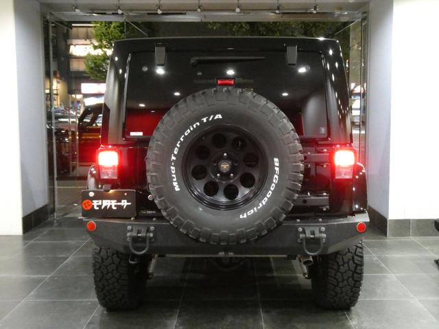 ジープ・ラングラーアンリミテッド サハラ　レザーＰＫＧ　前後ＲＵＧＧＥＤ　ＲＩＤＧＥバンパー　ＷＡＲＮ電動ウィンチ　ＲＡＮＣＨＯリフトアップショック／サス　前後ラテラルロッド　ＲＯＵＧＨ　ＣＯＵＮＴＲＹデュアルステアリングスタビ　ＣＡＲＯＺＺＥＲＩＡナビ／地デジ　１７ＡＷ　構造変更済（6枚目）