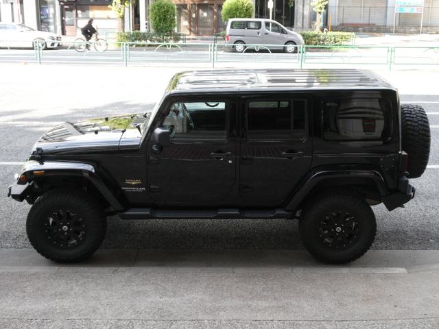 ジープ・ラングラーアンリミテッド サハラ　レザーＰＫＧ　前後ＲＵＧＧＥＤ　ＲＩＤＧＥバンパー　ＷＡＲＮ電動ウィンチ　ＲＡＮＣＨＯリフトアップショック／サス　前後ラテラルロッド　ＲＯＵＧＨ　ＣＯＵＮＴＲＹデュアルステアリングスタビ　ＣＡＲＯＺＺＥＲＩＡナビ／地デジ　１７ＡＷ　構造変更済（8枚目）