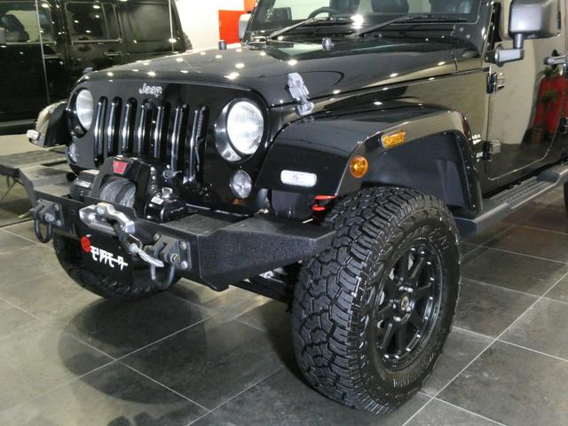 ジープ・ラングラーアンリミテッド サハラ　レザーＰＫＧ　前後ＲＵＧＧＥＤ　ＲＩＤＧＥバンパー　ＷＡＲＮ電動ウィンチ　ＲＡＮＣＨＯリフトアップショック／サス　前後ラテラルロッド　ＲＯＵＧＨ　ＣＯＵＮＴＲＹデュアルステアリングスタビ　ＣＡＲＯＺＺＥＲＩＡナビ／地デジ　１７ＡＷ　構造変更済（9枚目）