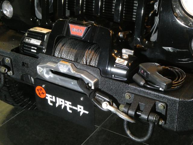 ジープ・ラングラーアンリミテッド サハラ　レザーＰＫＧ　前後ＲＵＧＧＥＤ　ＲＩＤＧＥバンパー　ＷＡＲＮ電動ウィンチ　ＲＡＮＣＨＯリフトアップショック／サス　前後ラテラルロッド　ＲＯＵＧＨ　ＣＯＵＮＴＲＹデュアルステアリングスタビ　ＣＡＲＯＺＺＥＲＩＡナビ／地デジ　１７ＡＷ　構造変更済（11枚目）
