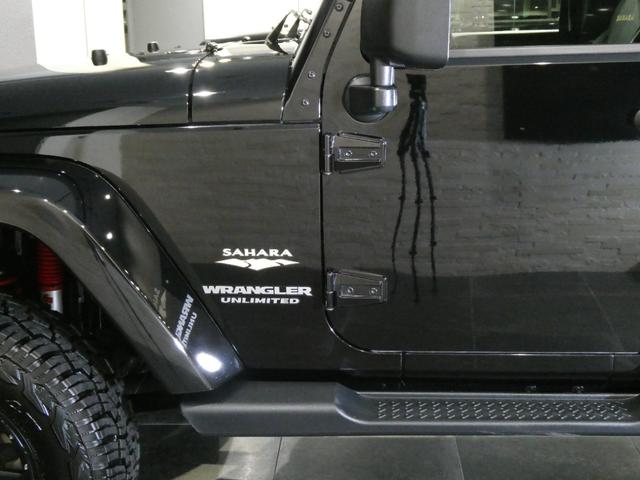 ジープ・ラングラーアンリミテッド サハラ　レザーＰＫＧ　前後ＲＵＧＧＥＤ　ＲＩＤＧＥバンパー　ＷＡＲＮ電動ウィンチ　ＲＡＮＣＨＯリフトアップショック／サス　前後ラテラルロッド　ＲＯＵＧＨ　ＣＯＵＮＴＲＹデュアルステアリングスタビ　ＣＡＲＯＺＺＥＲＩＡナビ／地デジ　１７ＡＷ　構造変更済（17枚目）