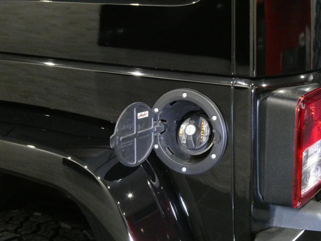 ジープ・ラングラーアンリミテッド サハラ　レザーＰＫＧ　前後ＲＵＧＧＥＤ　ＲＩＤＧＥバンパー　ＷＡＲＮ電動ウィンチ　ＲＡＮＣＨＯリフトアップショック／サス　前後ラテラルロッド　ＲＯＵＧＨ　ＣＯＵＮＴＲＹデュアルステアリングスタビ　ＣＡＲＯＺＺＥＲＩＡナビ／地デジ　１７ＡＷ　構造変更済（20枚目）