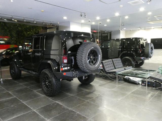 ジープ・ラングラーアンリミテッド サハラ　レザーＰＫＧ　前後ＲＵＧＧＥＤ　ＲＩＤＧＥバンパー　ＷＡＲＮ電動ウィンチ　ＲＡＮＣＨＯリフトアップショック／サス　前後ラテラルロッド　ＲＯＵＧＨ　ＣＯＵＮＴＲＹデュアルステアリングスタビ　ＣＡＲＯＺＺＥＲＩＡナビ／地デジ　１７ＡＷ　構造変更済（22枚目）