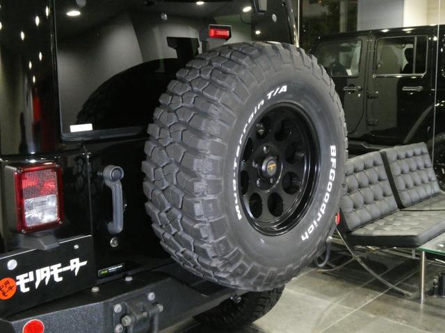 ジープ・ラングラーアンリミテッド サハラ　レザーＰＫＧ　前後ＲＵＧＧＥＤ　ＲＩＤＧＥバンパー　ＷＡＲＮ電動ウィンチ　ＲＡＮＣＨＯリフトアップショック／サス　前後ラテラルロッド　ＲＯＵＧＨ　ＣＯＵＮＴＲＹデュアルステアリングスタビ　ＣＡＲＯＺＺＥＲＩＡナビ／地デジ　１７ＡＷ　構造変更済（23枚目）