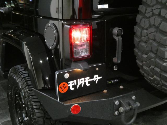 ジープ・ラングラーアンリミテッド サハラ　レザーＰＫＧ　前後ＲＵＧＧＥＤ　ＲＩＤＧＥバンパー　ＷＡＲＮ電動ウィンチ　ＲＡＮＣＨＯリフトアップショック／サス　前後ラテラルロッド　ＲＯＵＧＨ　ＣＯＵＮＴＲＹデュアルステアリングスタビ　ＣＡＲＯＺＺＥＲＩＡナビ／地デジ　１７ＡＷ　構造変更済（25枚目）