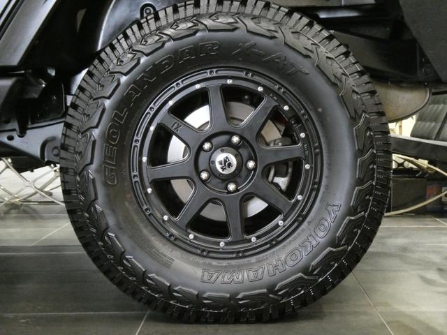 ジープ・ラングラーアンリミテッド サハラ　レザーＰＫＧ　前後ＲＵＧＧＥＤ　ＲＩＤＧＥバンパー　ＷＡＲＮ電動ウィンチ　ＲＡＮＣＨＯリフトアップショック／サス　前後ラテラルロッド　ＲＯＵＧＨ　ＣＯＵＮＴＲＹデュアルステアリングスタビ　ＣＡＲＯＺＺＥＲＩＡナビ／地デジ　１７ＡＷ　構造変更済（28枚目）