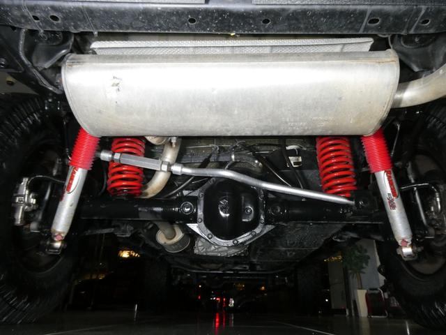 ジープ・ラングラーアンリミテッド サハラ　レザーＰＫＧ　前後ＲＵＧＧＥＤ　ＲＩＤＧＥバンパー　ＷＡＲＮ電動ウィンチ　ＲＡＮＣＨＯリフトアップショック／サス　前後ラテラルロッド　ＲＯＵＧＨ　ＣＯＵＮＴＲＹデュアルステアリングスタビ　ＣＡＲＯＺＺＥＲＩＡナビ／地デジ　１７ＡＷ　構造変更済（30枚目）