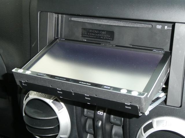 ジープ・ラングラーアンリミテッド サハラ　レザーＰＫＧ　前後ＲＵＧＧＥＤ　ＲＩＤＧＥバンパー　ＷＡＲＮ電動ウィンチ　ＲＡＮＣＨＯリフトアップショック／サス　前後ラテラルロッド　ＲＯＵＧＨ　ＣＯＵＮＴＲＹデュアルステアリングスタビ　ＣＡＲＯＺＺＥＲＩＡナビ／地デジ　１７ＡＷ　構造変更済（40枚目）